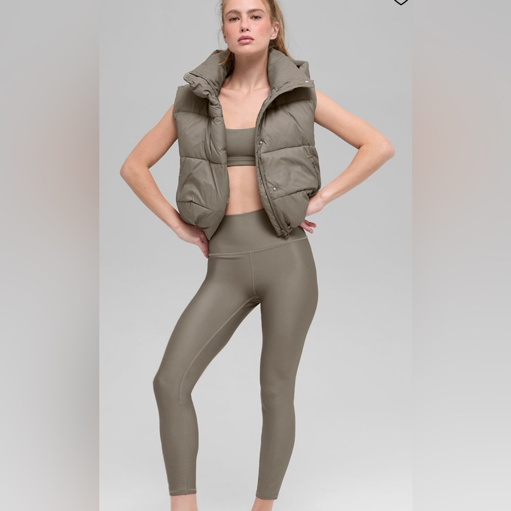 ALO Yoga NWT Gold Rush Puffer Vest Cropped Jacket on Light Cocoa Color Size S - Picture 4 of 12